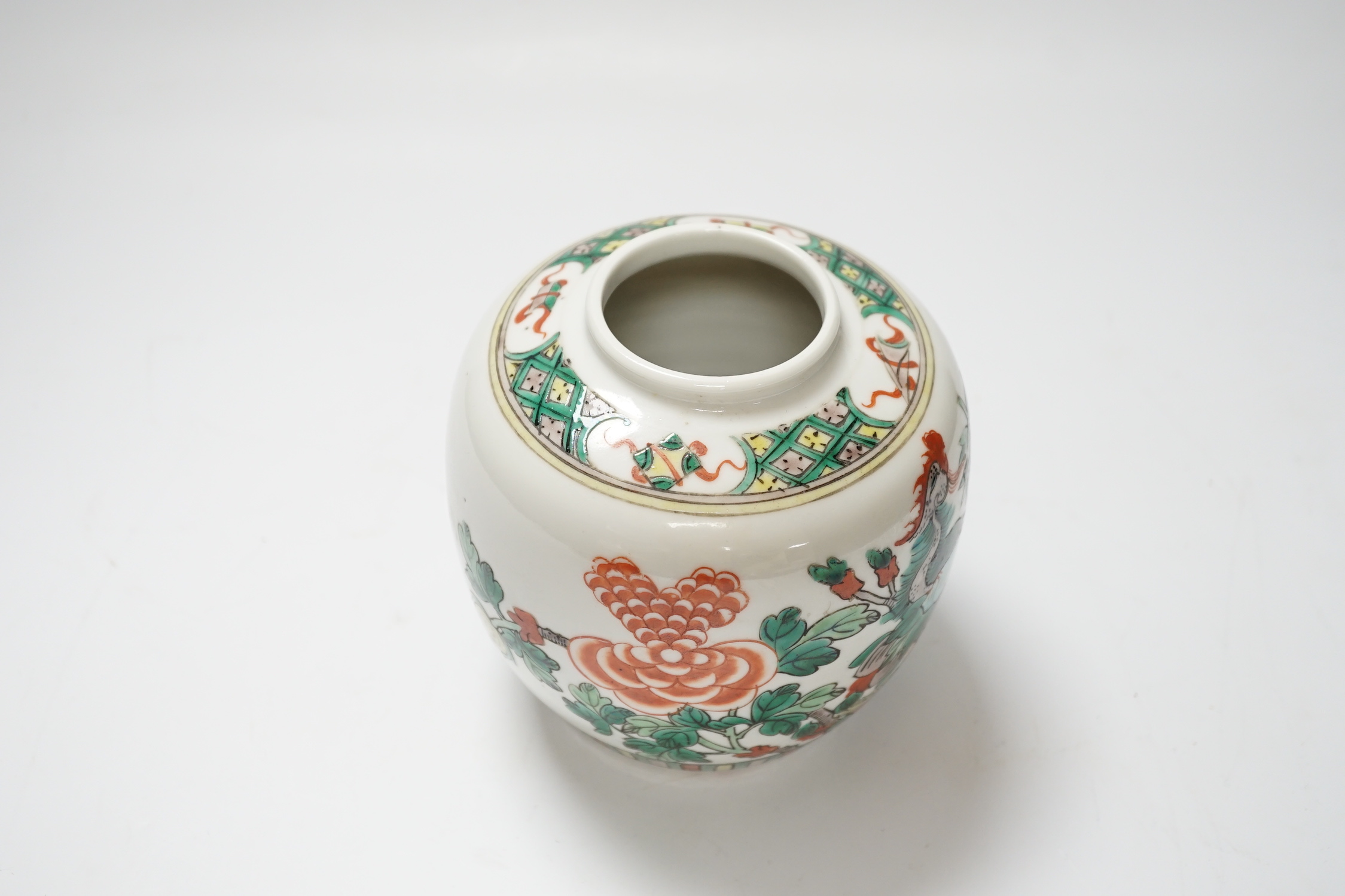 A Chinese famille verte ‘phoenix’ jar, early 20th century, 13cm high